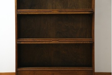 イギリスアンティーク　オーク材　スライド扉(フリップアップ扉)付き!　直線的で重厚感のある佇まいが魅力のブックケース(本箱、カップボード、キャビネット、収納棚、戸棚、英国)(R-084448)