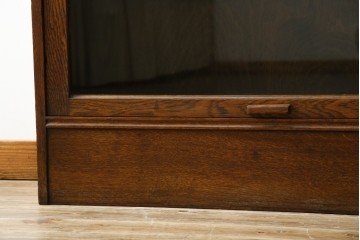 イギリスアンティーク　オーク材　スライド扉(フリップアップ扉)付き!　直線的で重厚感のある佇まいが魅力のブックケース(本箱、カップボード、キャビネット、収納棚、戸棚、英国)(R-084448)