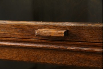 イギリスアンティーク　オーク材　スライド扉(フリップアップ扉)付き!　直線的で重厚感のある佇まいが魅力のブックケース(本箱、カップボード、キャビネット、収納棚、戸棚、英国)(R-084448)