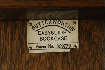 イギリスアンティーク　オーク材　スライド扉(フリップアップ扉)付き!　直線的で重厚感のある佇まいが魅力のブックケース(本箱、カップボード、キャビネット、収納棚、戸棚、英国)(R-084448)