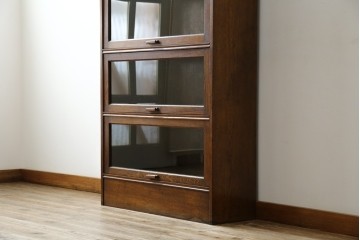 イギリスアンティーク　オーク材　スライド扉(フリップアップ扉)付き!　直線的で重厚感のある佇まいが魅力のブックケース(本箱、カップボード、キャビネット、収納棚、戸棚、英国)(R-084448)