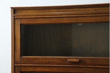 イギリスアンティーク　オーク材　スライド扉(フリップアップ扉)付き!　直線的で重厚感のある佇まいが魅力のブックケース(本箱、カップボード、キャビネット、収納棚、戸棚、英国)(R-084448)