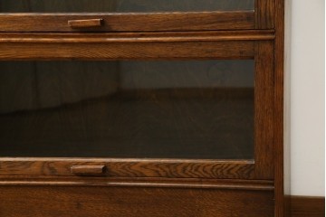 イギリスアンティーク　オーク材　スライド扉(フリップアップ扉)付き!　直線的で重厚感のある佇まいが魅力のブックケース(本箱、カップボード、キャビネット、収納棚、戸棚、英国)(R-084448)