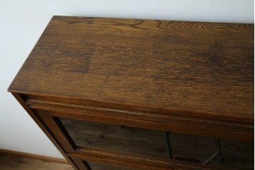 イギリスアンティーク　オーク材　スライド扉(フリップアップ扉)付き!　直線的で重厚感のある佇まいが魅力のブックケース(本箱、カップボード、キャビネット、収納棚、戸棚、英国)(R-084448)