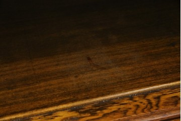 イギリスアンティーク　オーク材　スライド扉(フリップアップ扉)付き!　直線的で重厚感のある佇まいが魅力のブックケース(本箱、カップボード、キャビネット、収納棚、戸棚、英国)(R-084448)