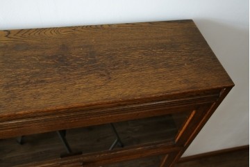 イギリスアンティーク　オーク材　スライド扉(フリップアップ扉)付き!　直線的で重厚感のある佇まいが魅力のブックケース(本箱、カップボード、キャビネット、収納棚、戸棚、英国)(R-084448)