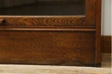 イギリスアンティーク　オーク材　スライド扉(フリップアップ扉)付き!　直線的で重厚感のある佇まいが魅力のブックケース(本箱、カップボード、キャビネット、収納棚、戸棚、英国)(R-084448)