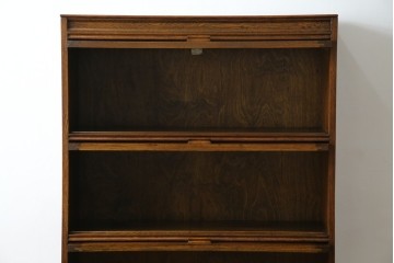 イギリスアンティーク　オーク材　スライド扉(フリップアップ扉)付き!　直線的で重厚感のある佇まいが魅力のブックケース(本箱、カップボード、キャビネット、収納棚、戸棚、英国)(R-084448)