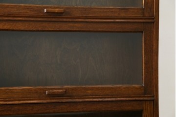 イギリスアンティーク　オーク材　スライド扉(フリップアップ扉)付き!　直線的で重厚感のある佇まいが魅力のブックケース(本箱、カップボード、キャビネット、収納棚、戸棚、英国)(R-084448)