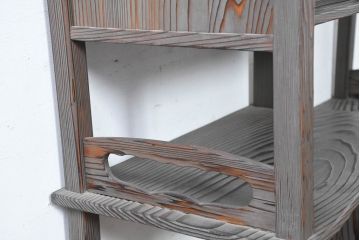 中古　美品　波打つ木目が美しい渋い色味の茶棚(飾り棚、違い棚、収納棚、戸棚)(R-084449)