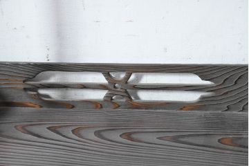 中古　美品　波打つ木目が美しい渋い色味の茶棚(飾り棚、違い棚、収納棚、戸棚)(R-084449)