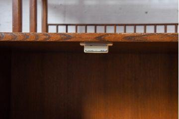中古　上手物!!　高級デパート取り扱い　国産　職人手作り　欅(ケヤキ)材　職人技が光る凝った作りの茶棚(飾り棚、茶箪笥、収納棚、戸棚、網代)(R-084450)