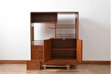 中古　上手物!!　高級デパート取り扱い　国産　職人手作り　欅(ケヤキ)材　職人技が光る凝った作りの茶棚(飾り棚、茶箪笥、収納棚、戸棚、網代)(R-084450)