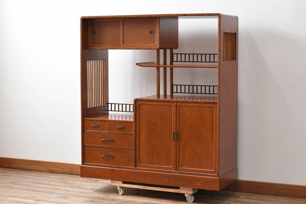 中古　上手物!!　高級デパート取り扱い　国産　職人手作り　欅(ケヤキ)材　職人技が光る凝った作りの茶棚(飾り棚、茶箪笥、収納棚、戸棚、網代)(R-084450)