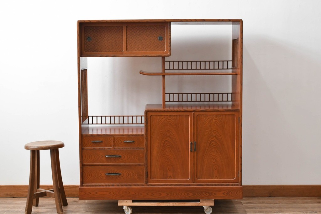 中古　上手物!!　高級デパート取り扱い　国産　職人手作り　欅(ケヤキ)材　職人技が光る凝った作りの茶棚(飾り棚、茶箪笥、収納棚、戸棚、網代)(R-084450)