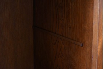 中古　上手物!!　高級デパート取り扱い　国産　職人手作り　欅(ケヤキ)材　職人技が光る凝った作りの茶棚(飾り棚、茶箪笥、収納棚、戸棚、網代)(R-084450)