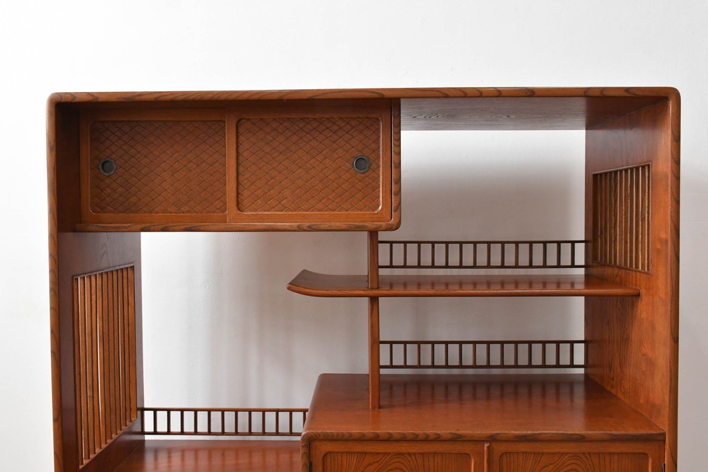 中古　上手物!!　高級デパート取り扱い　国産　職人手作り　欅(ケヤキ)材　職人技が光る凝った作りの茶棚(飾り棚、茶箪笥、収納棚、戸棚、網代)(R-084450)