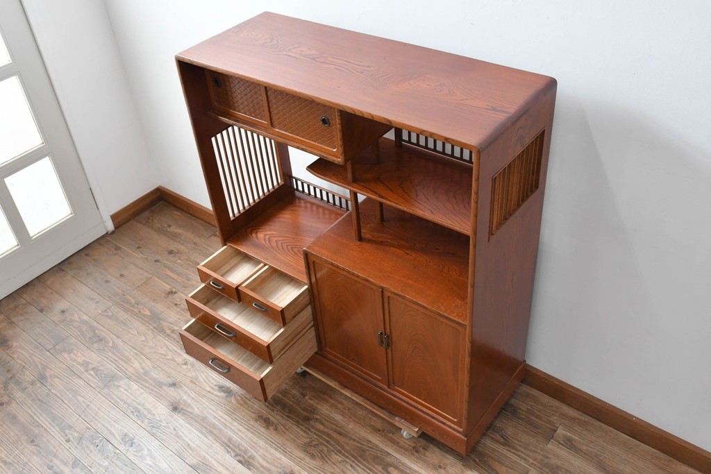 中古　上手物!!　高級デパート取り扱い　国産　職人手作り　欅(ケヤキ)材　職人技が光る凝った作りの茶棚(飾り棚、茶箪笥、収納棚、戸棚、網代)(R-084450)