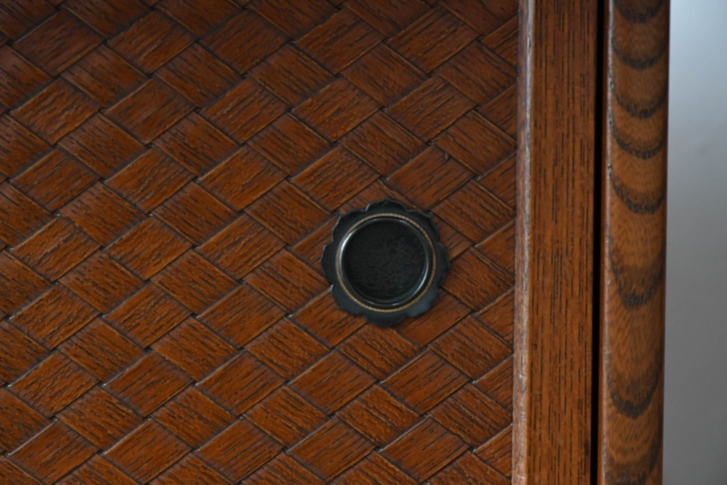 中古　上手物!!　高級デパート取り扱い　国産　職人手作り　欅(ケヤキ)材　職人技が光る凝った作りの茶棚(飾り棚、茶箪笥、収納棚、戸棚、網代)(R-084450)