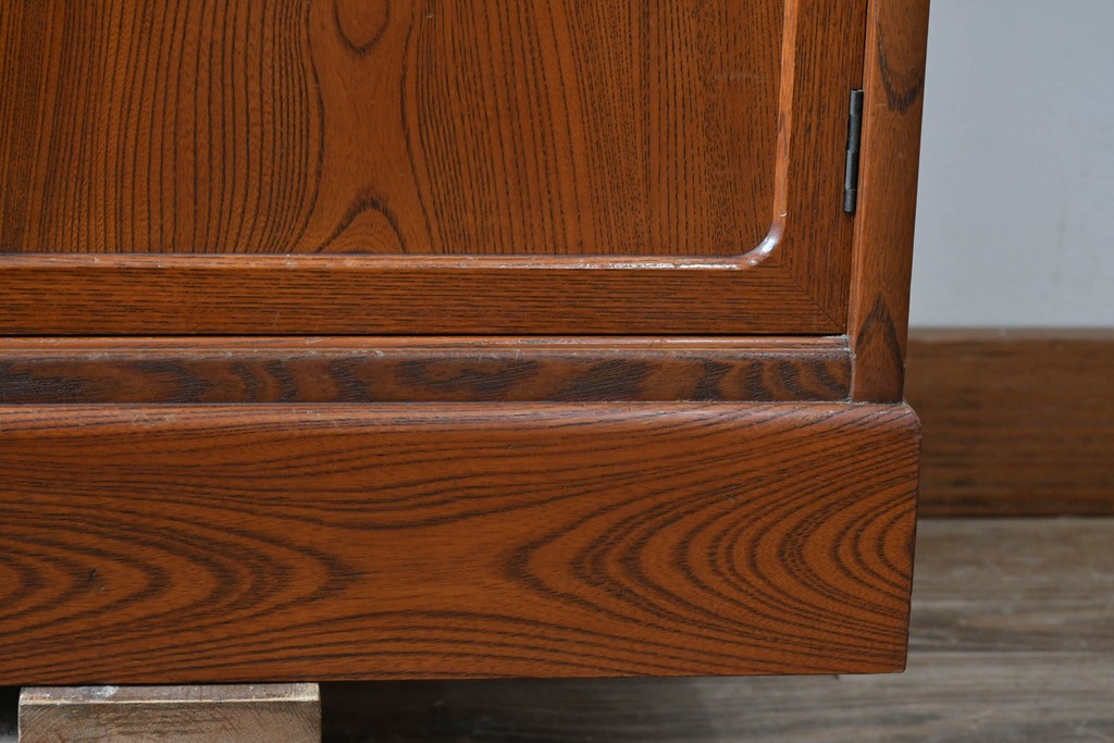 中古　上手物!!　高級デパート取り扱い　国産　職人手作り　欅(ケヤキ)材　職人技が光る凝った作りの茶棚(飾り棚、茶箪笥、収納棚、戸棚、網代)(R-084450)