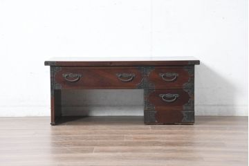 中古　美品　欅(ケヤキ)材　民芸　引手金具の細やかな意匠が目を引く文机(座卓、片袖机、座机、ローテーブル、ワークデスク、在宅ワーク、在宅用)(R-084451)