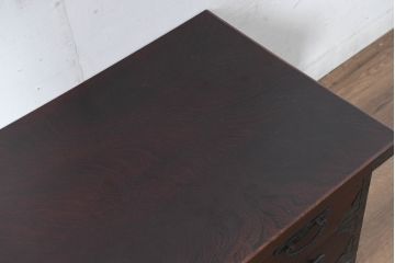 中古　美品　欅(ケヤキ)材　民芸　引手金具の細やかな意匠が目を引く文机(座卓、片袖机、座机、ローテーブル、ワークデスク、在宅ワーク、在宅用)(R-084451)