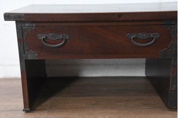 中古　美品　欅(ケヤキ)材　民芸　引手金具の細やかな意匠が目を引く文机(座卓、片袖机、座机、ローテーブル、ワークデスク、在宅ワーク、在宅用)(R-084451)