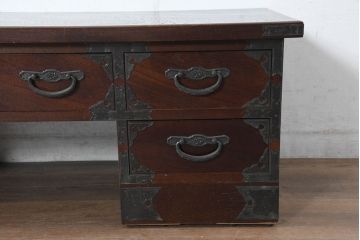 中古　美品　欅(ケヤキ)材　民芸　引手金具の細やかな意匠が目を引く文机(座卓、片袖机、座机、ローテーブル、ワークデスク、在宅ワーク、在宅用)(R-084451)