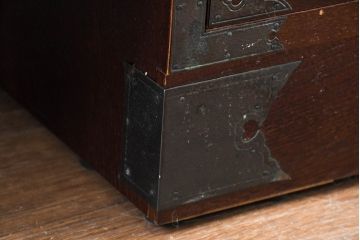 中古　美品　欅(ケヤキ)材　民芸　引手金具の細やかな意匠が目を引く文机(座卓、片袖机、座机、ローテーブル、ワークデスク、在宅ワーク、在宅用)(R-084451)