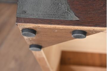中古　美品　欅(ケヤキ)材　民芸　引手金具の細やかな意匠が目を引く文机(座卓、片袖机、座机、ローテーブル、ワークデスク、在宅ワーク、在宅用)(R-084451)