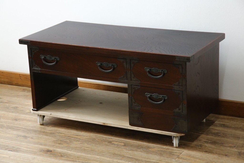 中古　美品　欅(ケヤキ)材　民芸　引手金具の細やかな意匠が目を引く文机　(R-084451)