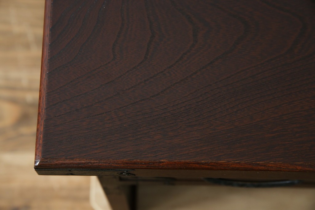 中古　美品　欅(ケヤキ)材　民芸　引手金具の細やかな意匠が目を引く文机　(R-084451)