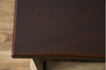 中古　美品　欅(ケヤキ)材　民芸　引手金具の細やかな意匠が目を引く文机　(R-084451)