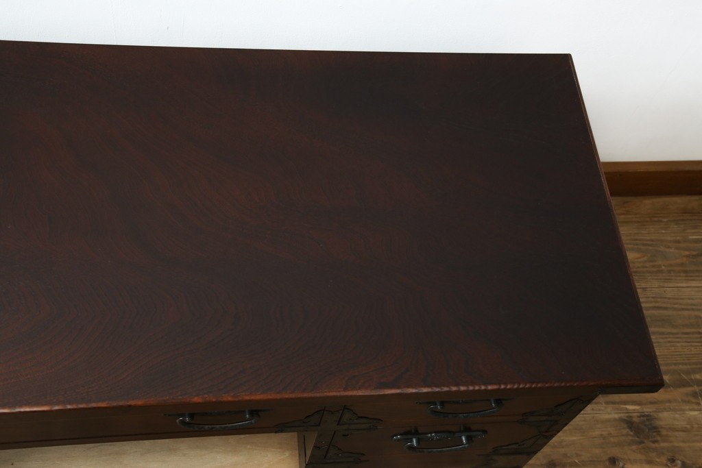 中古　美品　欅(ケヤキ)材　民芸　引手金具の細やかな意匠が目を引く文机　(R-084451)