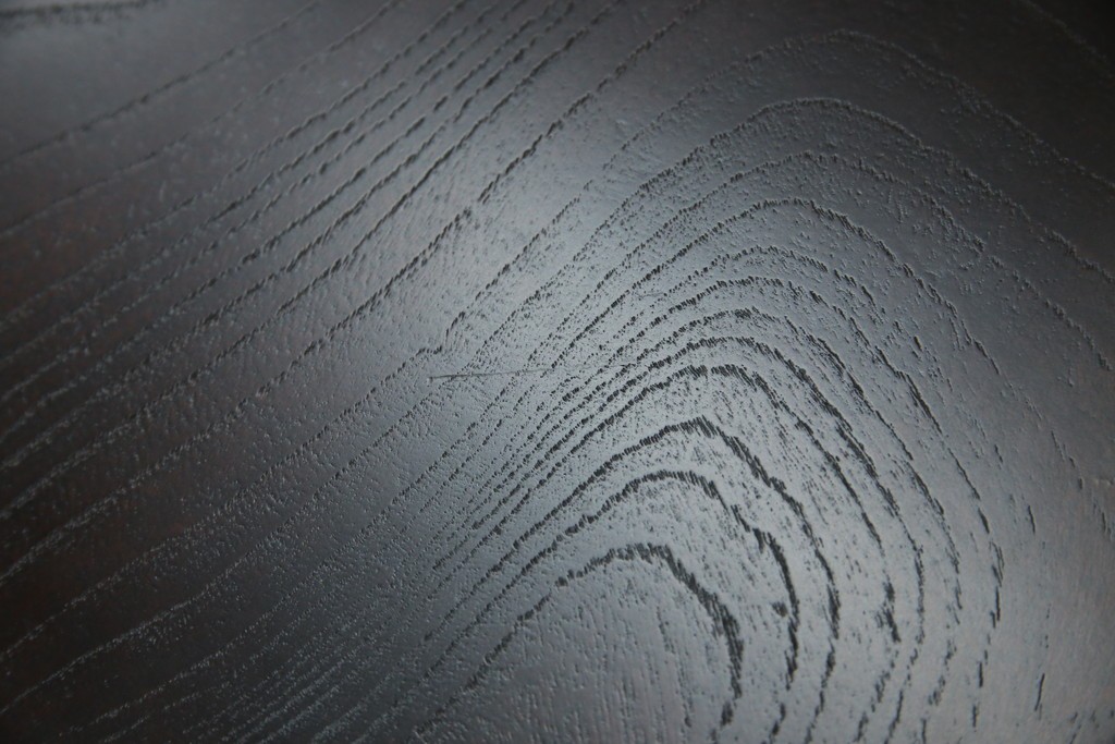 中古　美品　欅(ケヤキ)材　民芸　引手金具の細やかな意匠が目を引く文机　(R-084451)