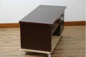 中古　美品　欅(ケヤキ)材　民芸　引手金具の細やかな意匠が目を引く文机　(R-084451)