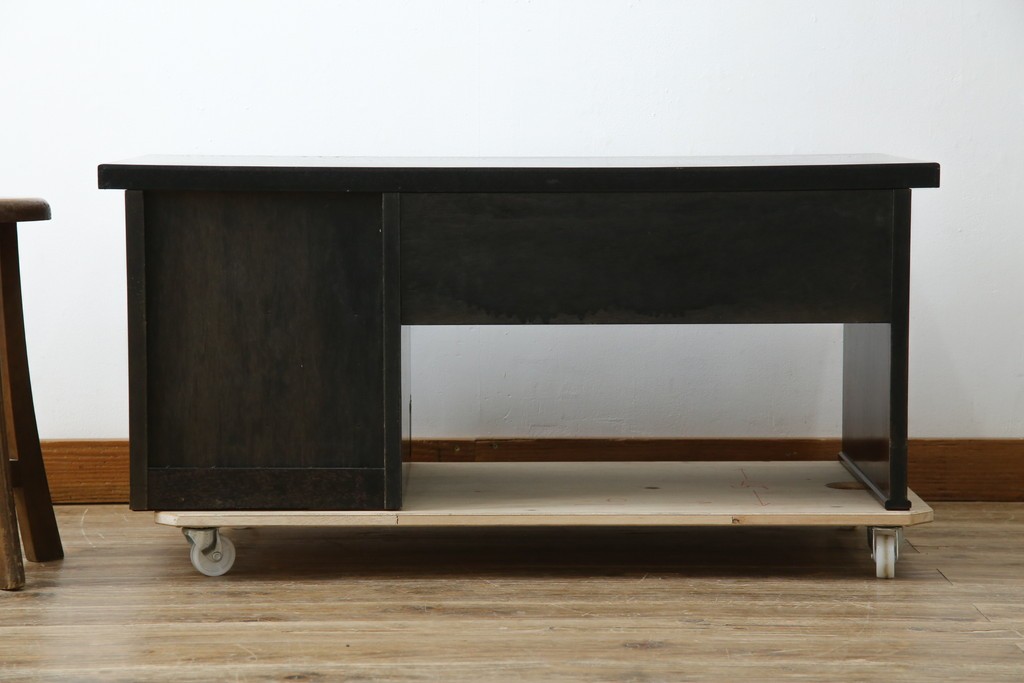 中古　美品　欅(ケヤキ)材　民芸　引手金具の細やかな意匠が目を引く文机　(R-084451)