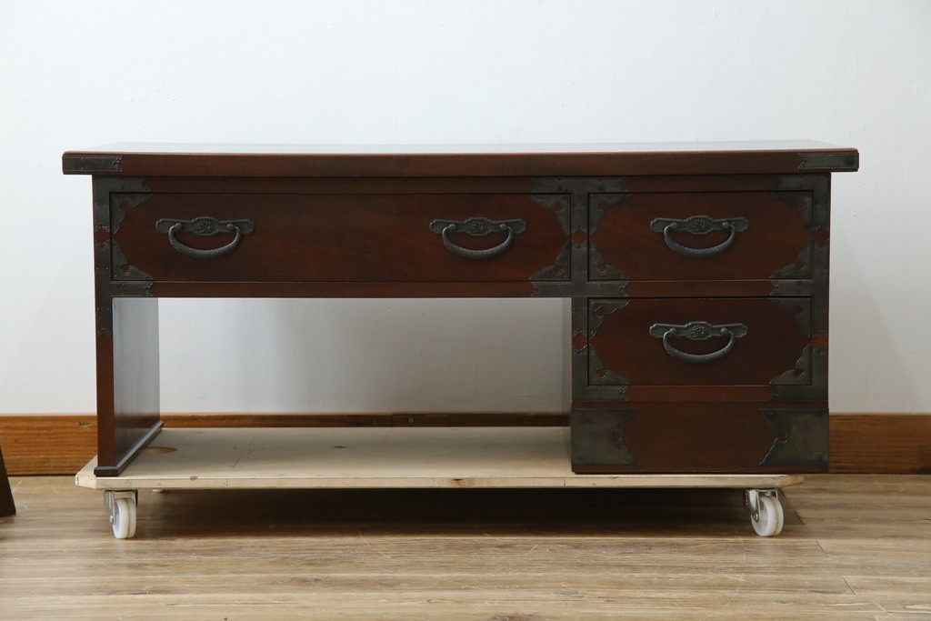 中古　美品　欅(ケヤキ)材　民芸　引手金具の細やかな意匠が目を引く文机　(R-084451)