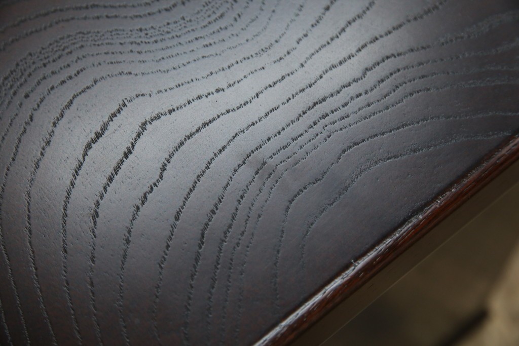 中古　美品　欅(ケヤキ)材　民芸　引手金具の細やかな意匠が目を引く文机　(R-084451)