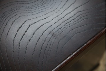 中古　美品　欅(ケヤキ)材　民芸　引手金具の細やかな意匠が目を引く文机　(R-084451)