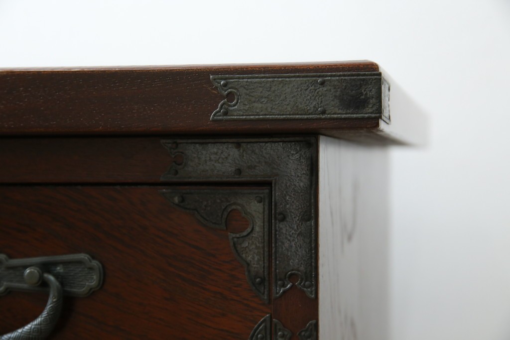 中古　美品　欅(ケヤキ)材　民芸　引手金具の細やかな意匠が目を引く文机　(R-084451)