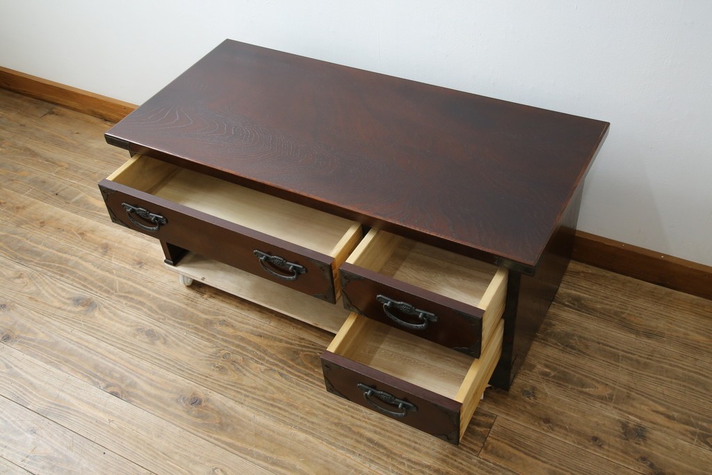 中古　美品　欅(ケヤキ)材　民芸　引手金具の細やかな意匠が目を引く文机　(R-084451)