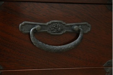 中古　美品　欅(ケヤキ)材　民芸　引手金具の細やかな意匠が目を引く文机　(R-084451)