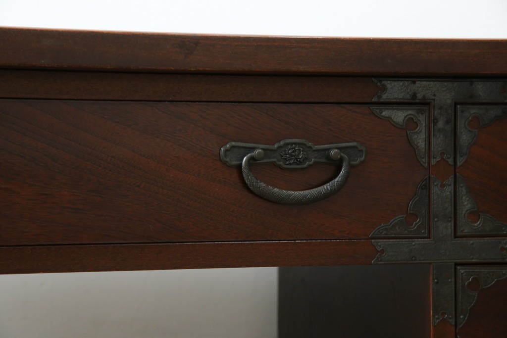 中古　美品　欅(ケヤキ)材　民芸　引手金具の細やかな意匠が目を引く文机　(R-084451)