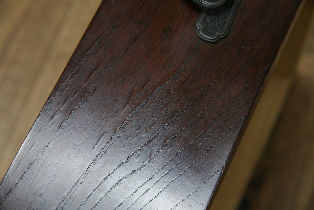 中古　美品　欅(ケヤキ)材　民芸　引手金具の細やかな意匠が目を引く文机　(R-084451)