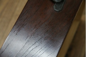 中古　美品　欅(ケヤキ)材　民芸　引手金具の細やかな意匠が目を引く文机　(R-084451)