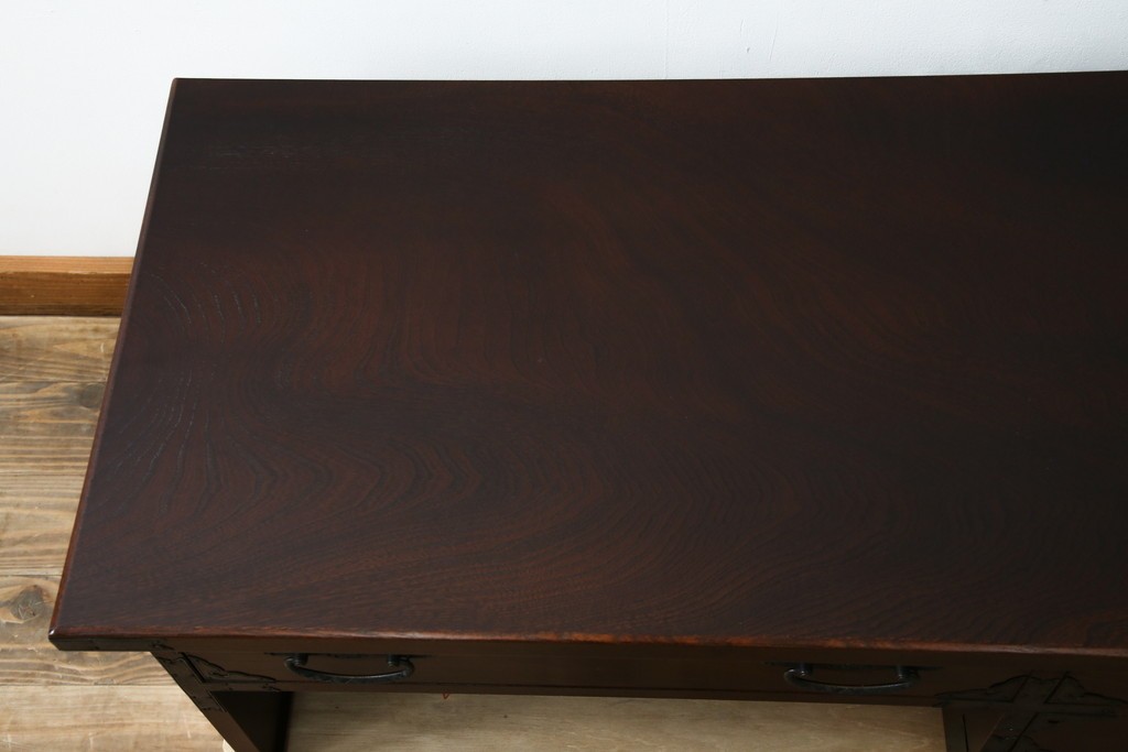 中古　美品　欅(ケヤキ)材　民芸　引手金具の細やかな意匠が目を引く文机　(R-084451)