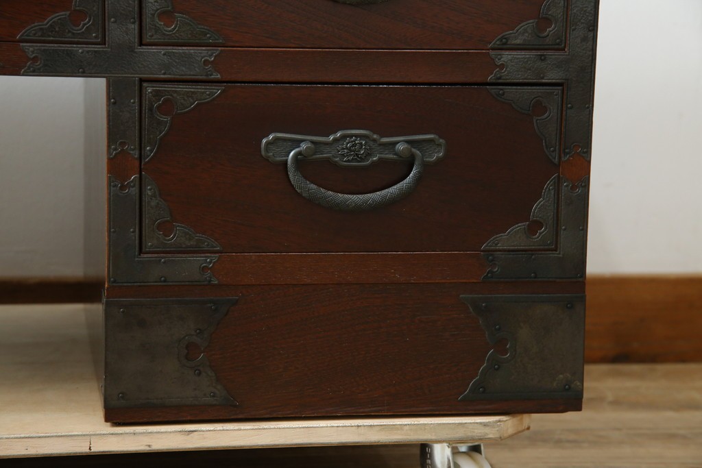 中古　美品　欅(ケヤキ)材　民芸　引手金具の細やかな意匠が目を引く文机　(R-084451)