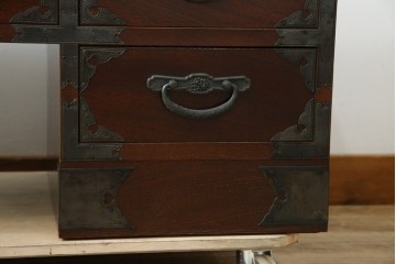 中古　美品　欅(ケヤキ)材　民芸　引手金具の細やかな意匠が目を引く文机　(R-084451)