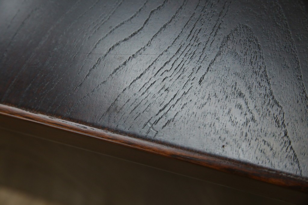 中古　美品　欅(ケヤキ)材　民芸　引手金具の細やかな意匠が目を引く文机　(R-084451)